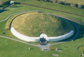 IrelandNewgrange.jpg (15037 bytes)