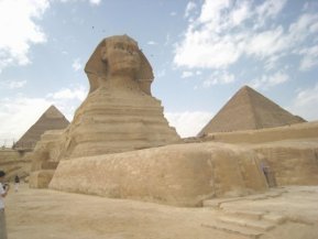 sphinx-pyramids.jpg (11967 bytes)